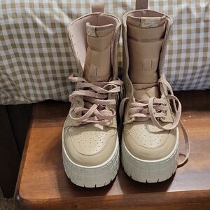 Nike Women's Tan Lace-Up Boots